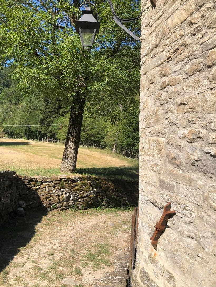 Un passaggio del borgo, tra la lanterna e gli alberi