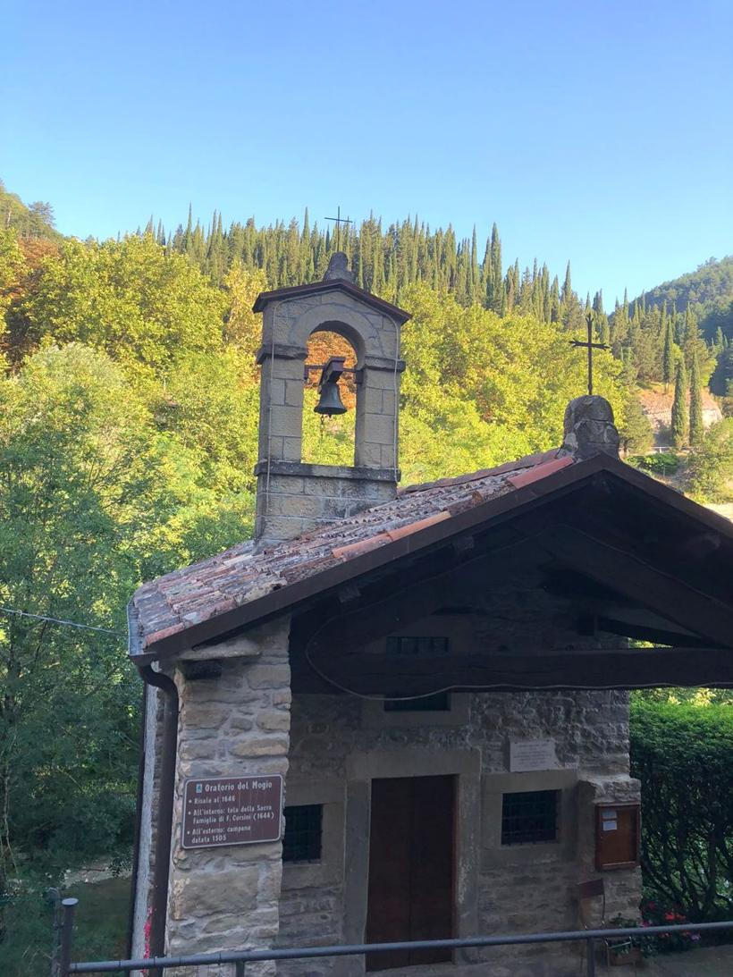 La chiesetta del borgo, tra gli alberi