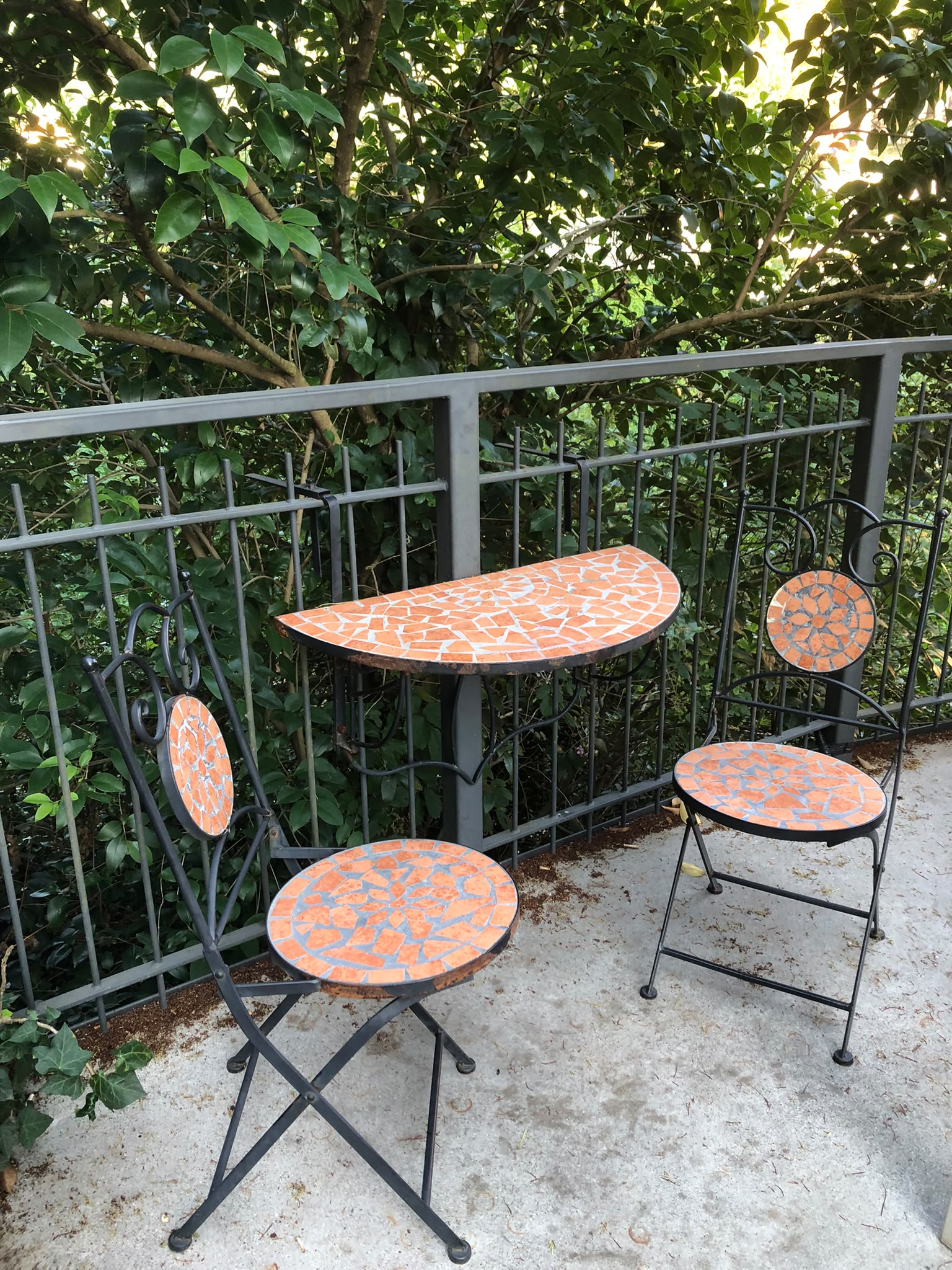Tavolino e sedie con mosaico su un balcone